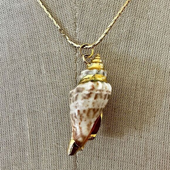 Gold tone Edged Natural Shell Pendant Necklace - Picture 2 of 10